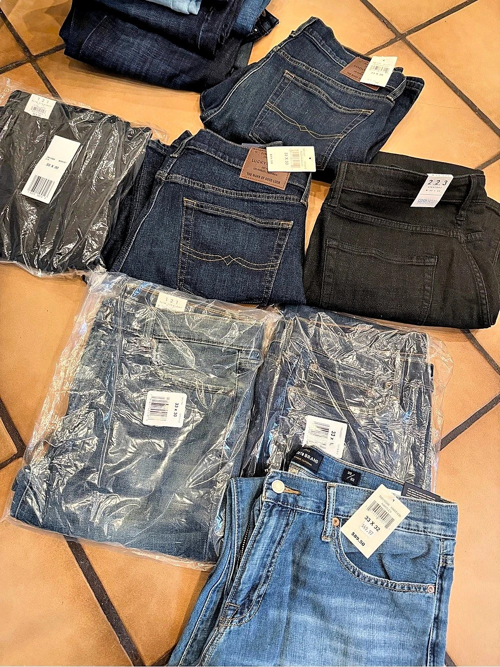 7 pairs of Lucky Brand Straight Jeans in Blue & Black, size 33 waist, NWT